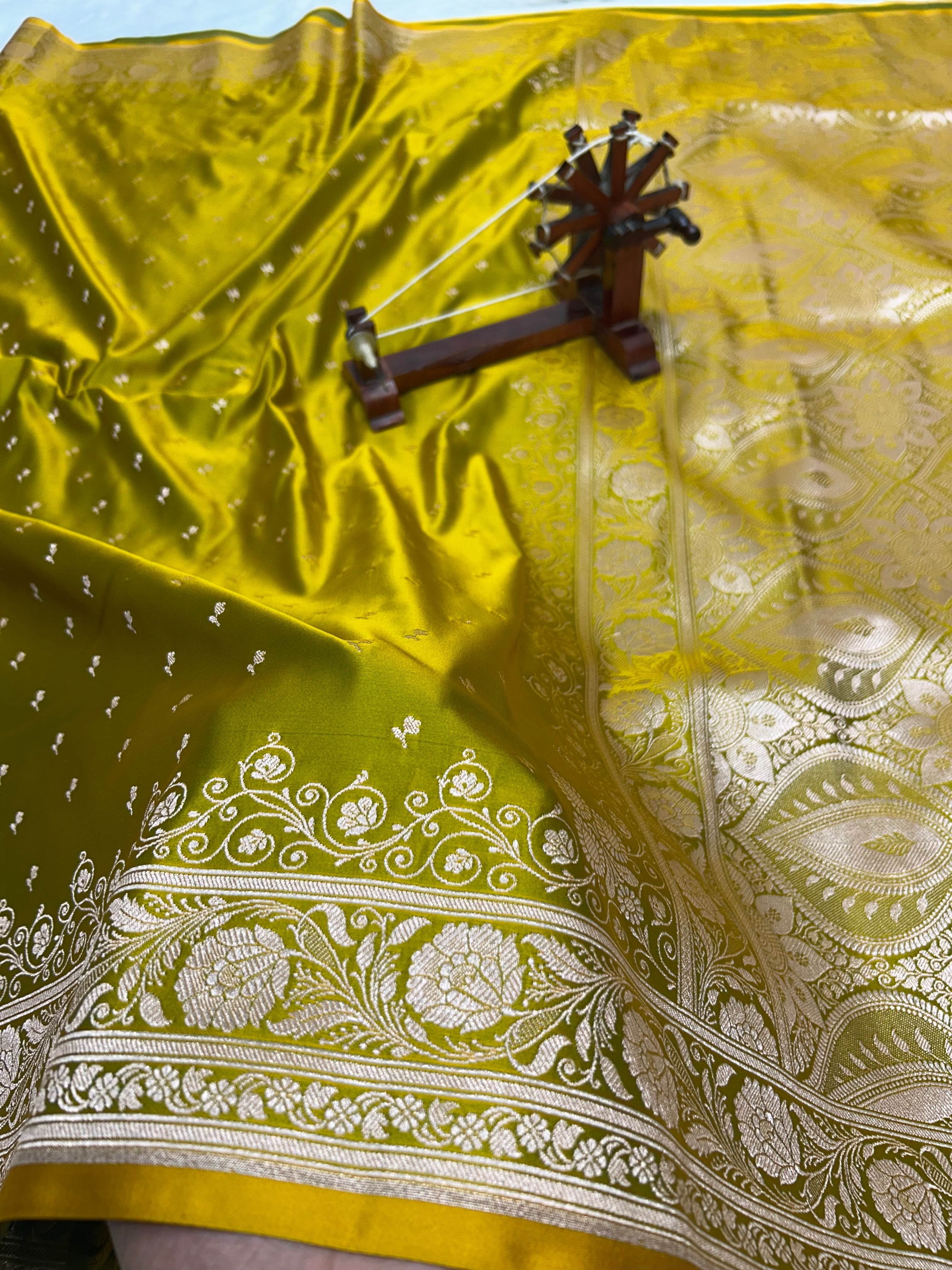 Banarasi Handloom Katan Mashru Silk Saree Meheadi Green
